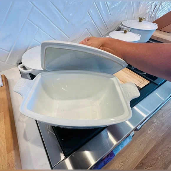 *NEW w/Tags, RARE & DISCONTINUED* Le Creuset White/Mer Deep Baker w/ Lid 4.5Qt. - Picture 5 of 6